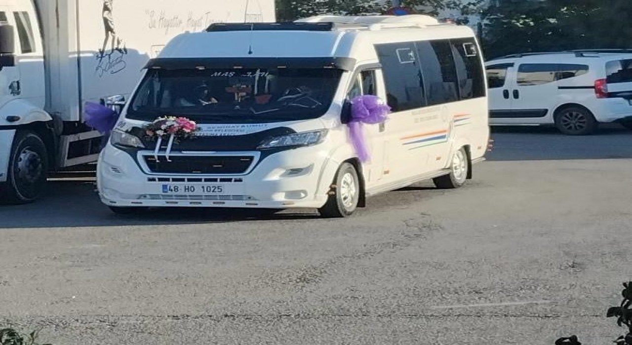 Bodrumda gelin dolmuşu ilçe sokaklarını şenlik alanına çevirdi