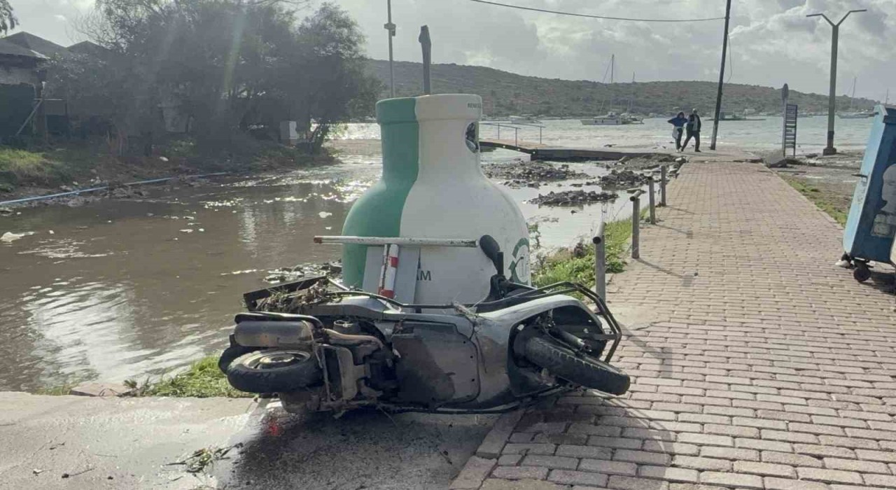 Bodrumda selin ardından fırtına: Tekneler karaya oturdu, denizin rengi değişti