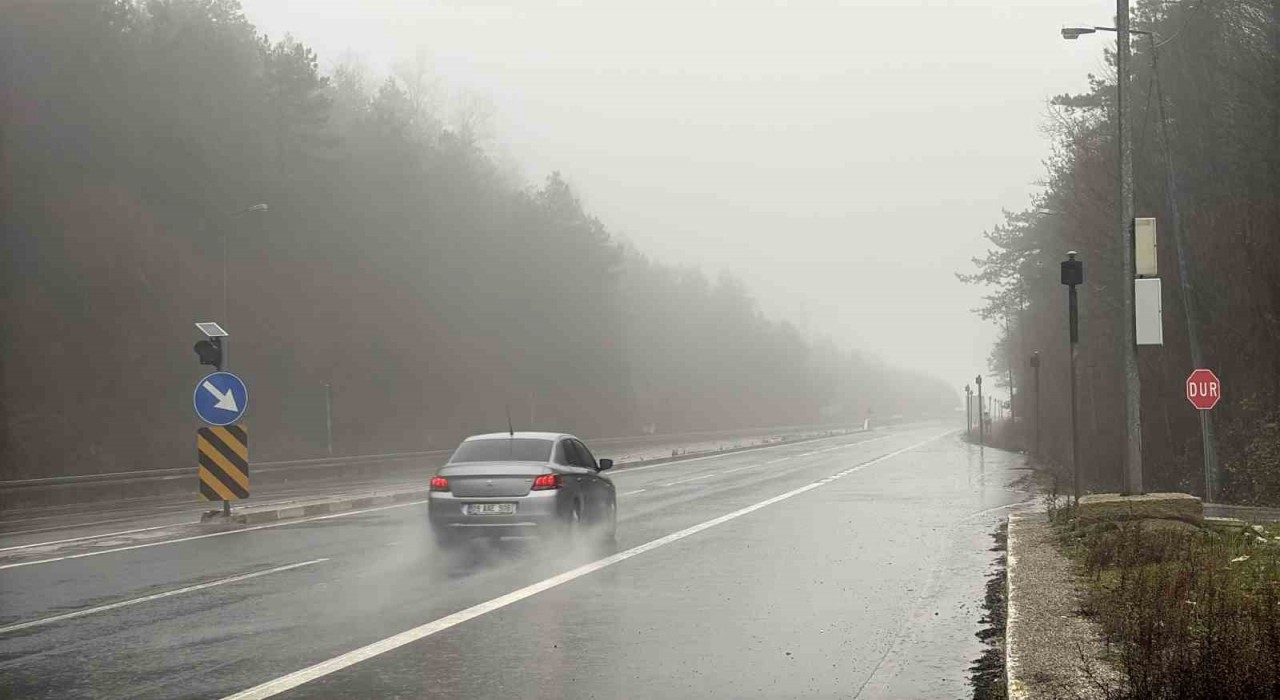 Bolu Dağında sis ve sağanak sebebiyle görüş mesafesi 30 metreye düştü