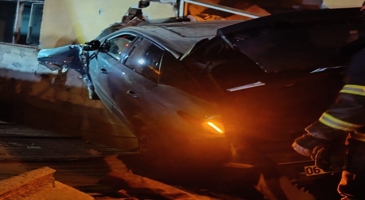 Boluda bina duvarına çarpan otomobilin sürücüsü yaralandı