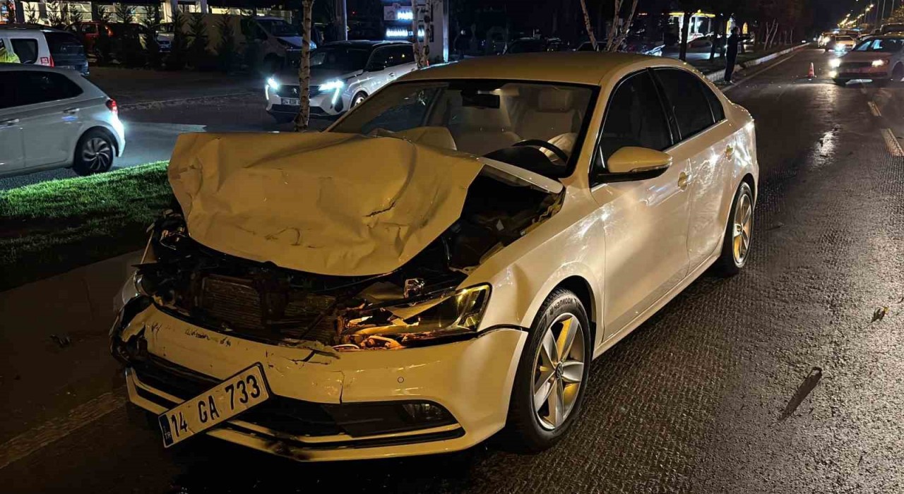 Boluda D-100de iki otomobil çarpıştı: 2 yaralı