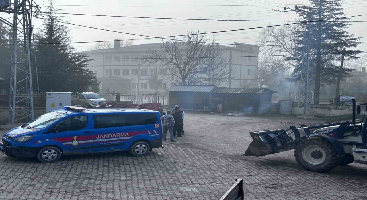 Boluda köylüler ağır tonajlı araçlara karşı ayaklandı: Köyün giriş çıkışında lastik yaktılar