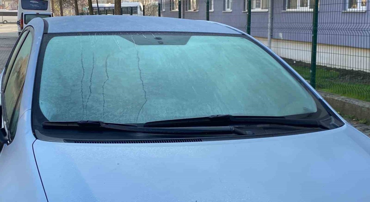 Boluda soğuktan araçların camları buz tuttu