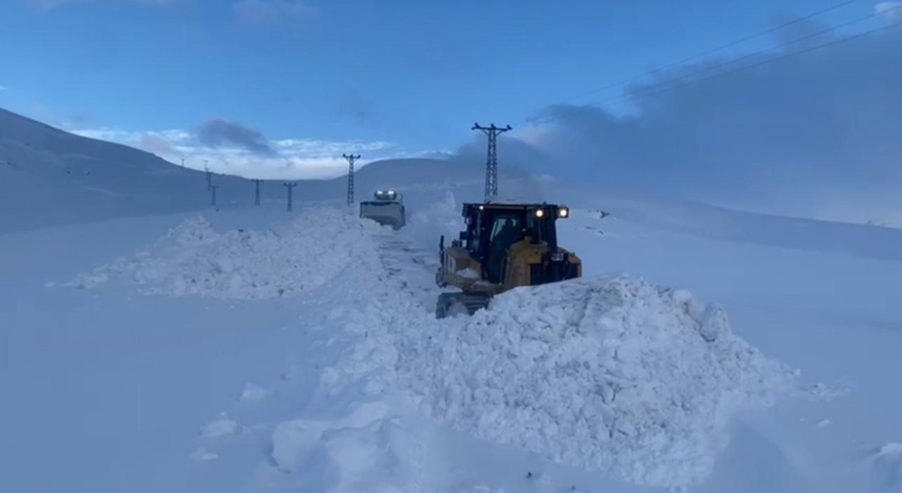 Böyle kar görülmedi: Kalınlık dozeri aşıyor