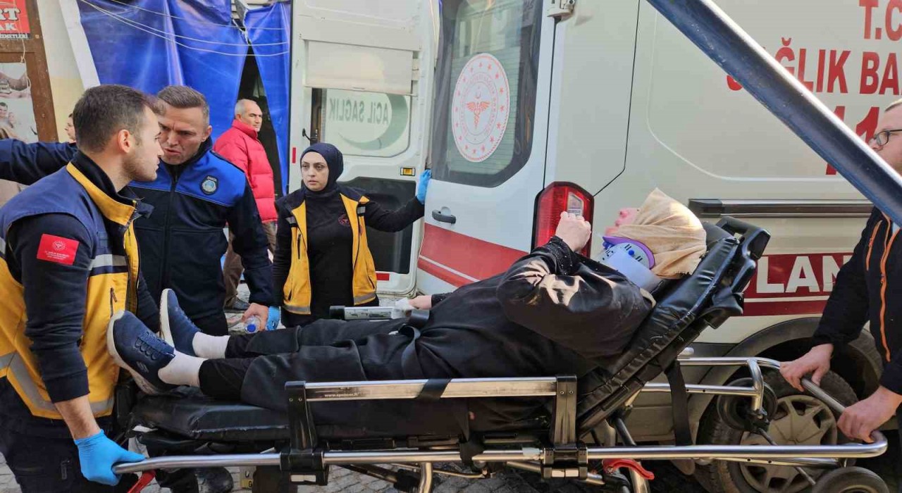 Bozuk zeminde ayağı takılan kadın yere düşerek yaralandı