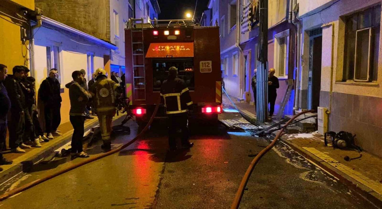 Bursada binanın çatısında çıkan yangın korkuttu