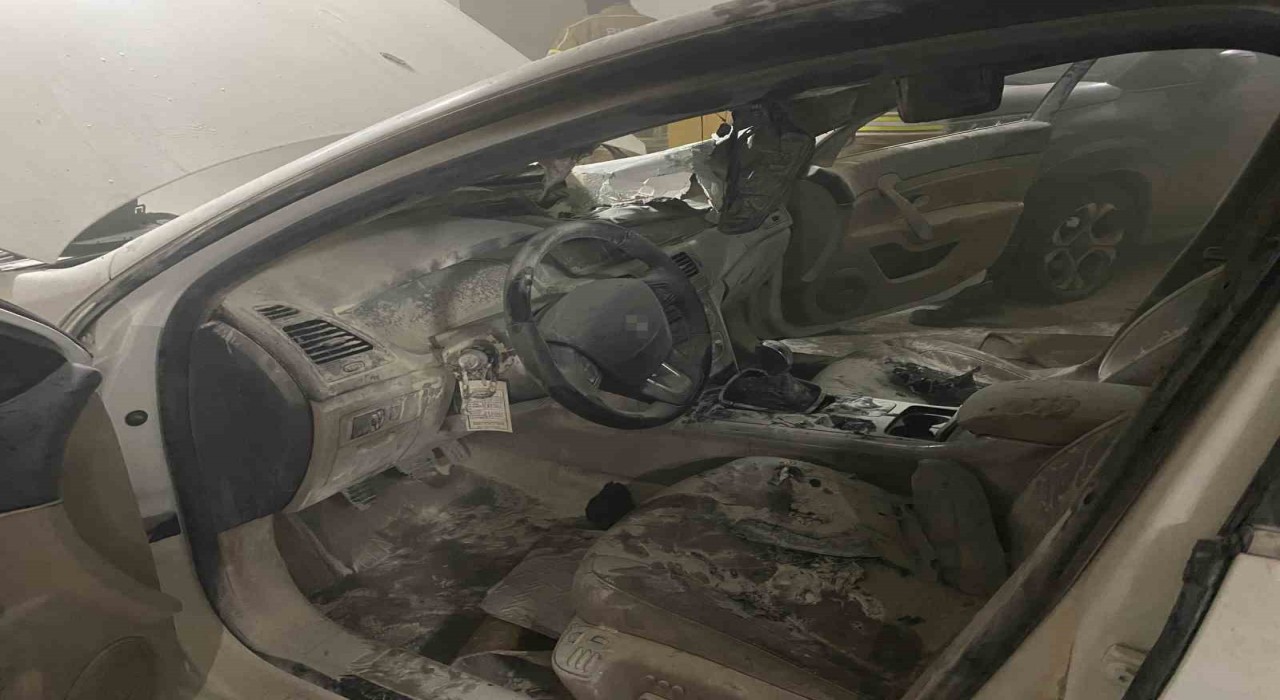 Bursada kapalı otoparkta yanan otomobil paniğe neden oldu