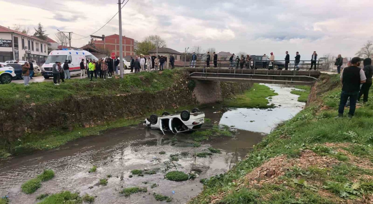 Bursada otomobil dere yatağına uçtu: 3 yaralı