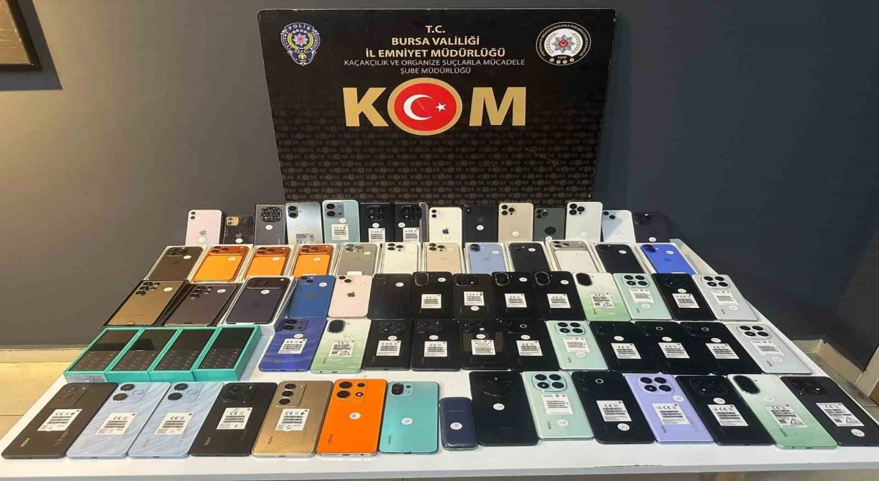 Bursada piyasa değeri 3 milyon lira olan kaçak cep telefonları ve USB kablolar ele geçirildi