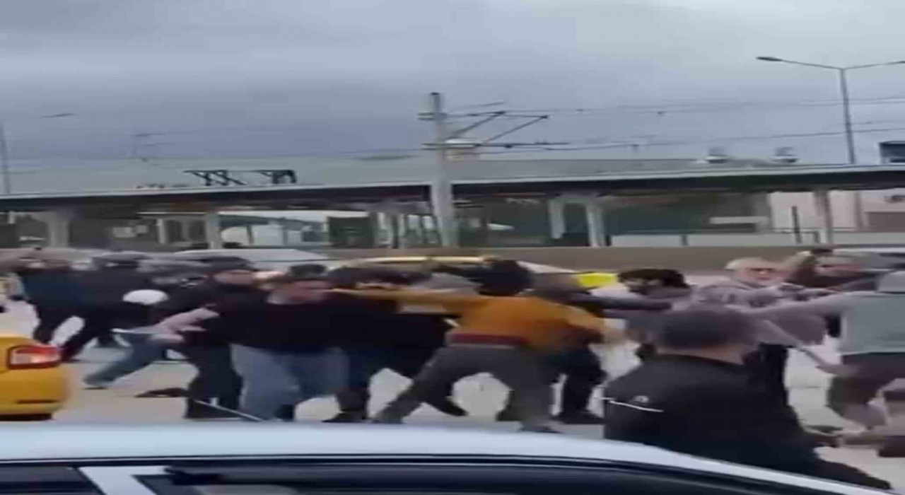 Bursada savaşı andıran kavga kamerada: Kimi kaskını miğfer yaptı, kimi sopayı kılıç gibi kullandı