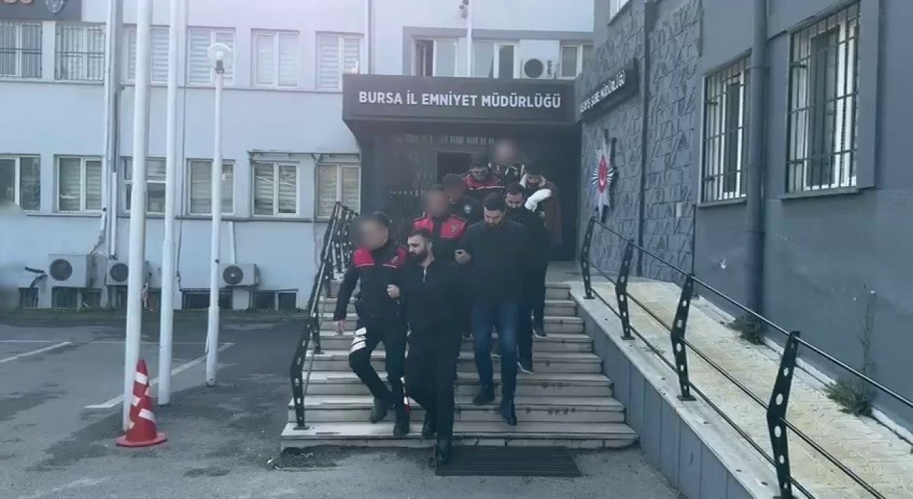 Bursada ‘servis açmadınız diye silahlı saldırı düzenleyip 6 kişiyi yaralayan şüphelilere operasyon : 10 şüpheli gözaltına alındı