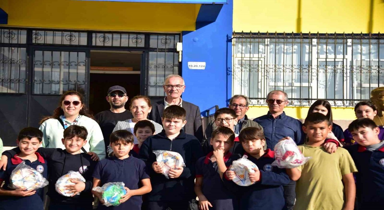 Büyükşehirden okullara spor ekipmanı desteği