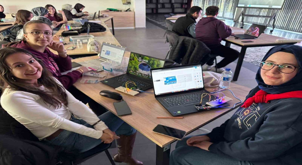 Büyükşehirin Bilişim Akademisinden öğretmen adaylarına robotik kodlama eğitimi