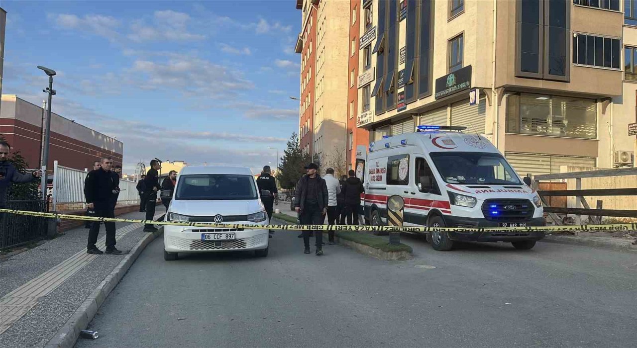 Caddede kovaladığı şahsı tüfekle vurdu