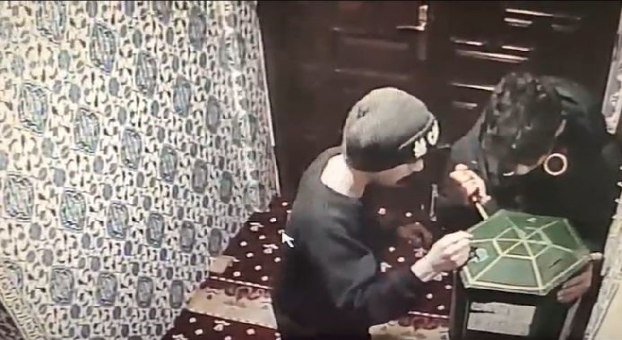 Camideki bağış kutusunu açamayan acemi hırsızlık şüphelileri kamerada