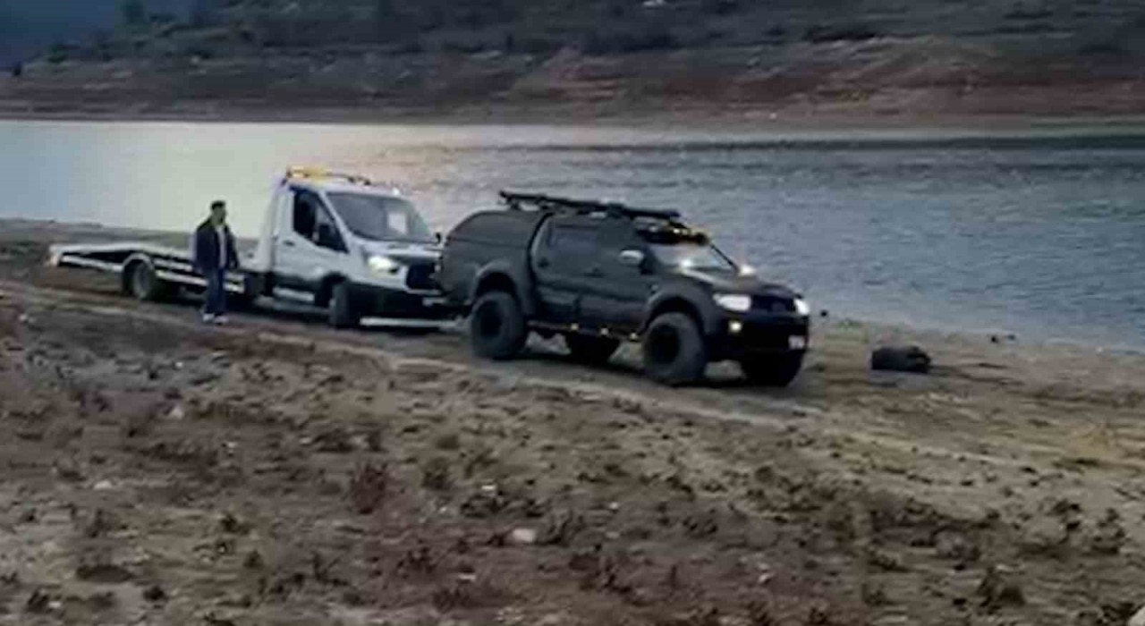 Çamura saplanan oto kurtarıcıyı pikap kurtardı