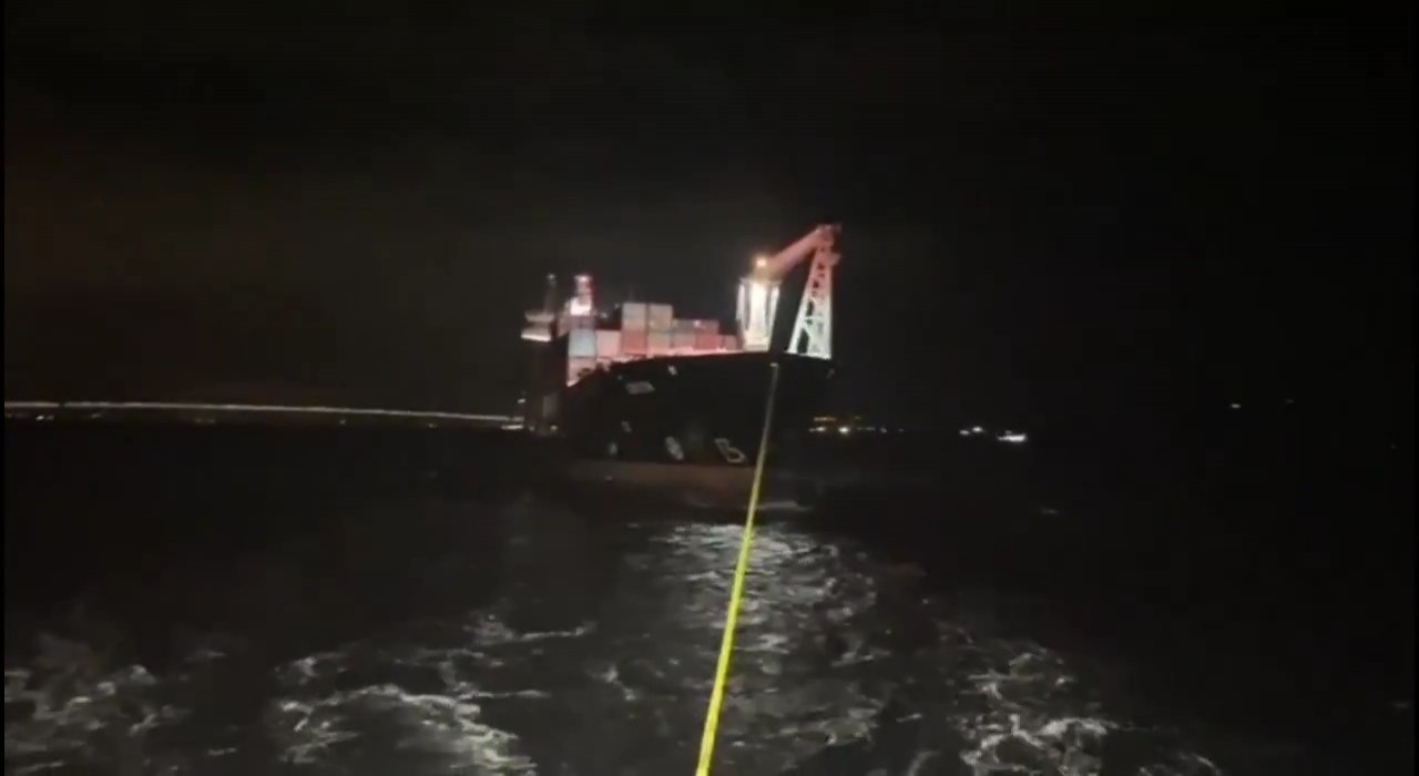 Çanakkale Boğazından geçen konteyner gemisi makine arızası nedeniyle demirletildi