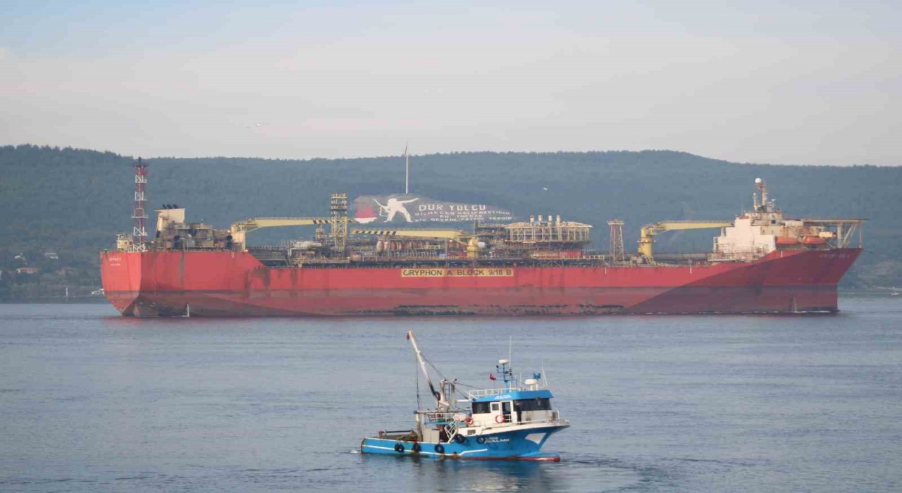 Çanakkale Boğazından yüzer üretim, depolama ve boşaltma gemisi geçti