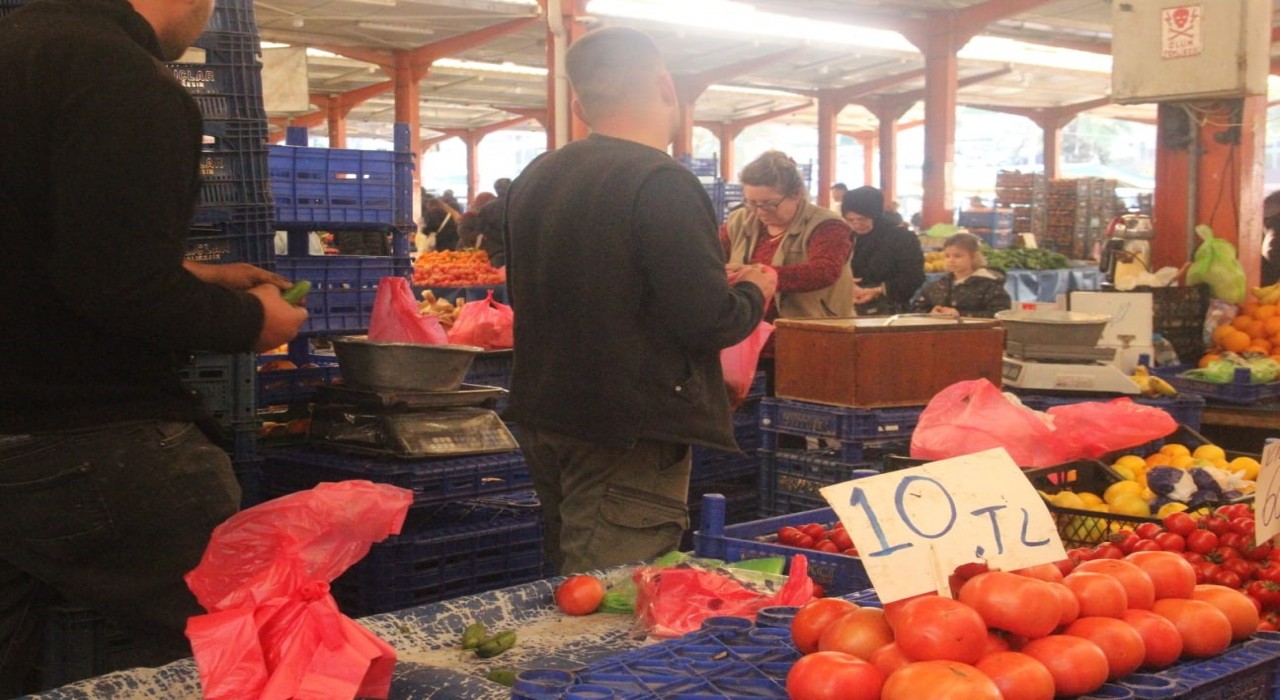 Çanakkalenin meşhur domatesi tezgahlarda 40 liradan 10 liraya kadar düştü