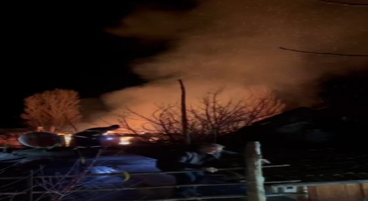 Çankırıda köyde çıkan yangında iki ev küle döndü