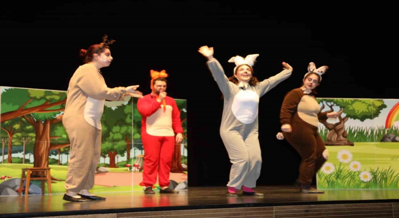 Çayırovada çocuklar tiyatroyla buluştu