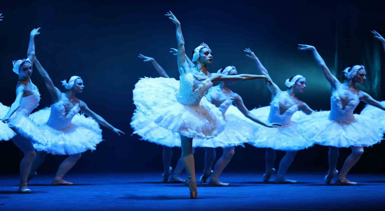 Çaykovskinin ‘Kuğu Gölü balesi Denizlide beğeniyle izlendi