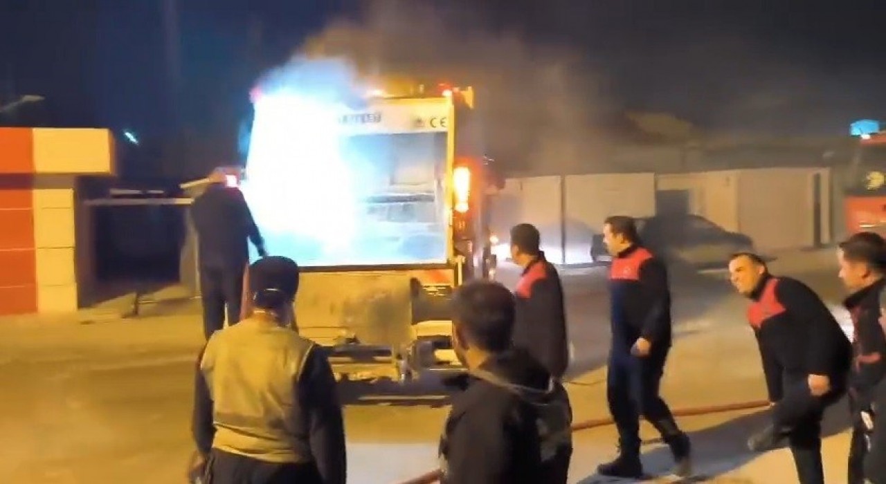 Çöp toplama sırasında yanan kamyonunu itfaiyeye sürdü