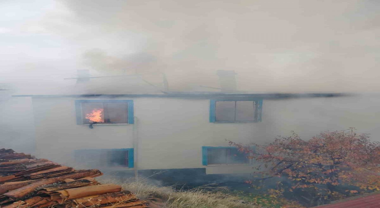 Çorumda alev alev yanan ev kullanılmaz hale geldi