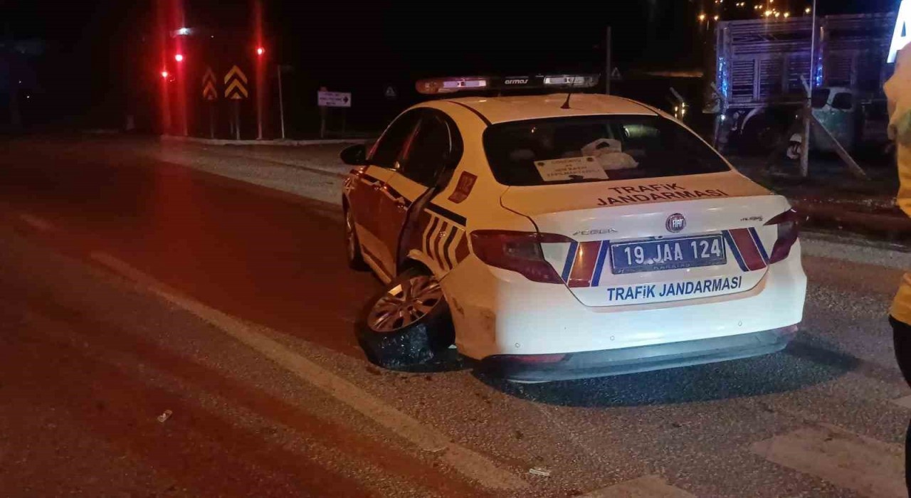 Çorumda kırmızı ışıkta zincirleme kaza: 2 jandarma personeli yaralandı