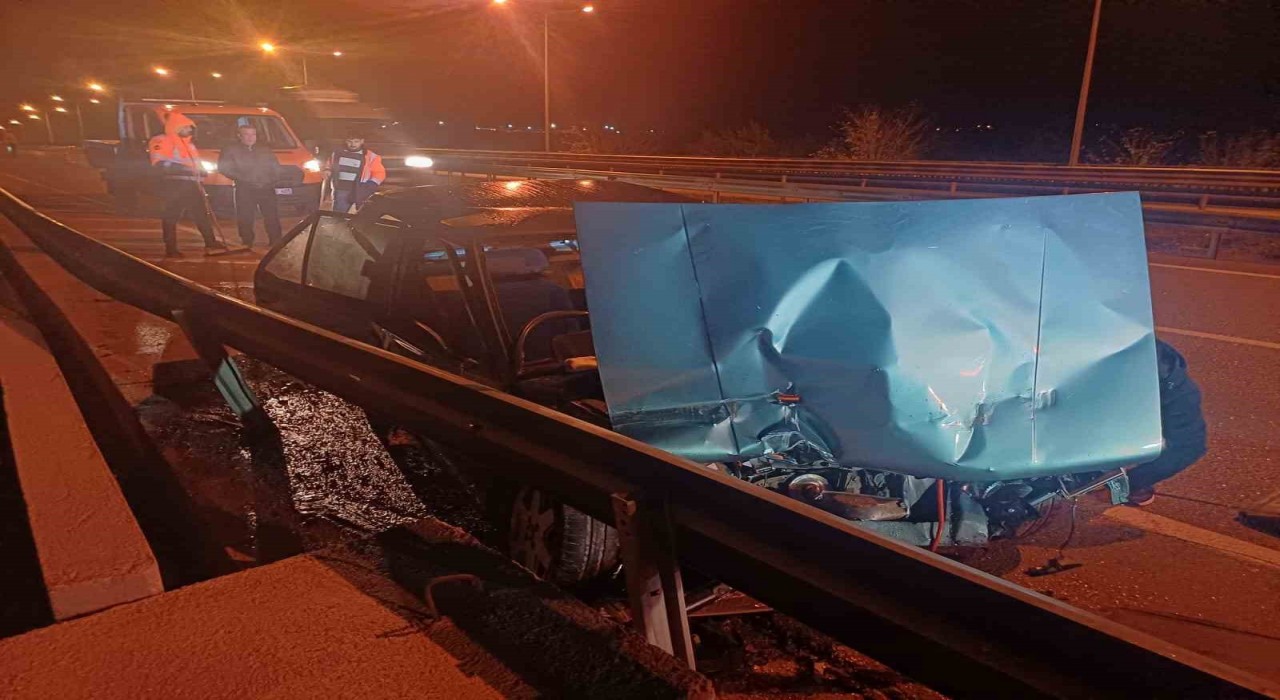 Çorumda otomobil bariyerlere çarptı: 1 yaralı