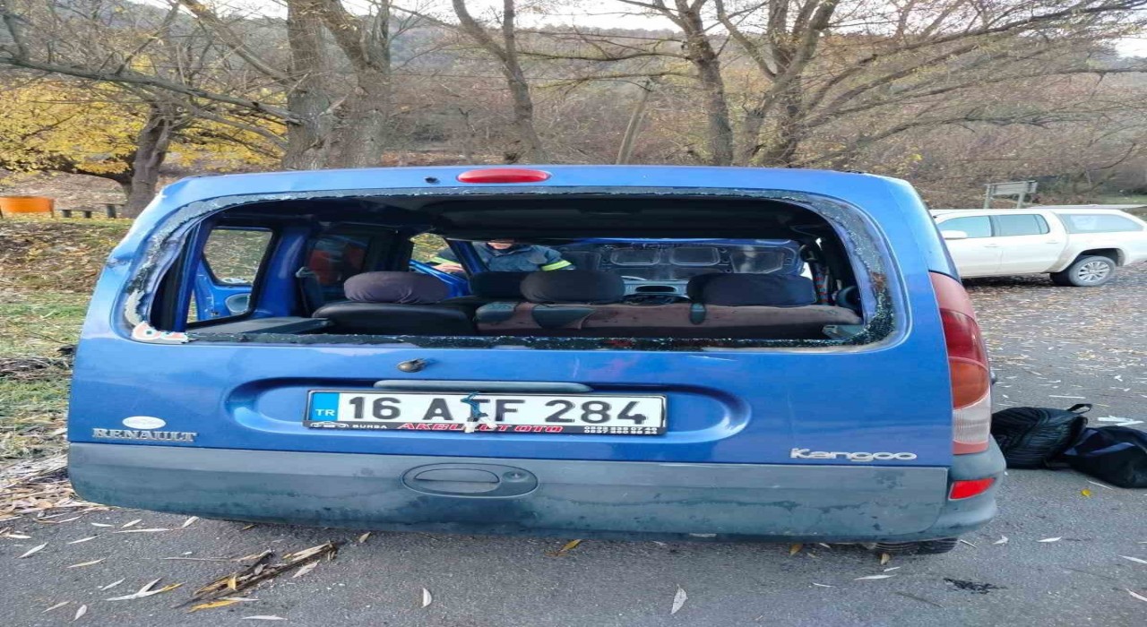 Çorumda otomobil şarampole devrildi: 3 yaralı