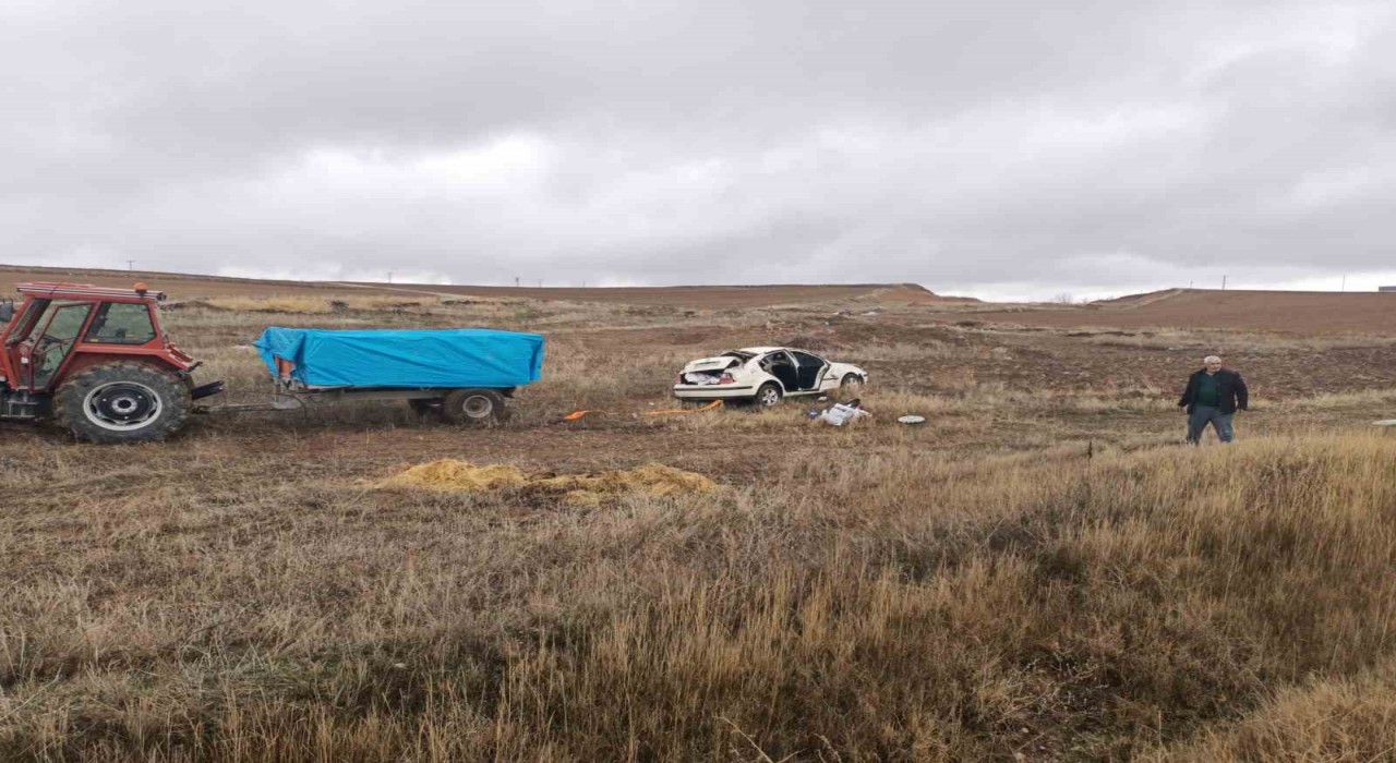 Çorumda otomobil şarampole yuvarlandı: 2 yaralı