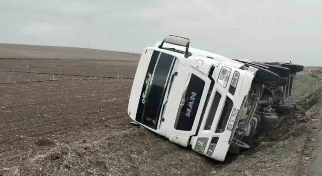 Çorumda yoldan çıkan tanker yan yattı: 1 yaralı