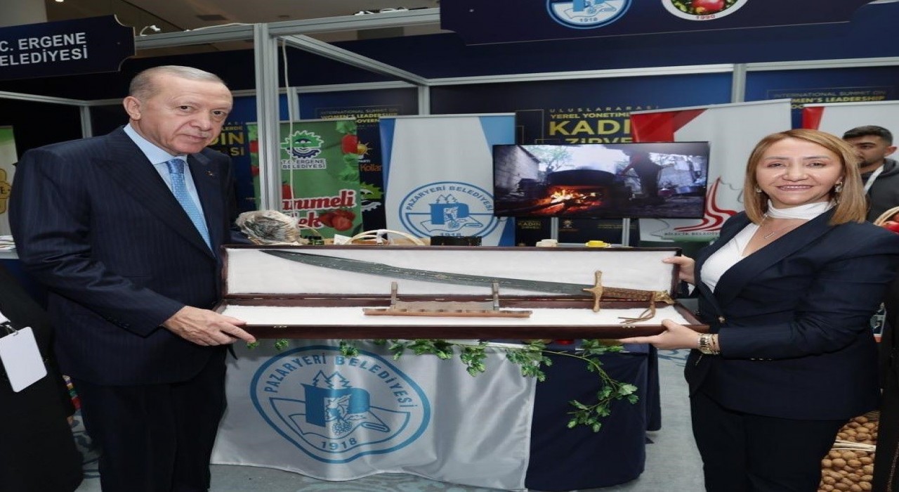 Cumhurbaşkanı Erdoğana kılıç hediye etti