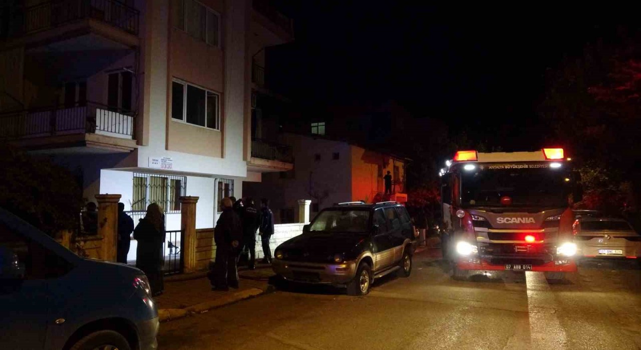 Dairede çıkan yangında 3ü çocuk 4 kişi dumandan etkilendi