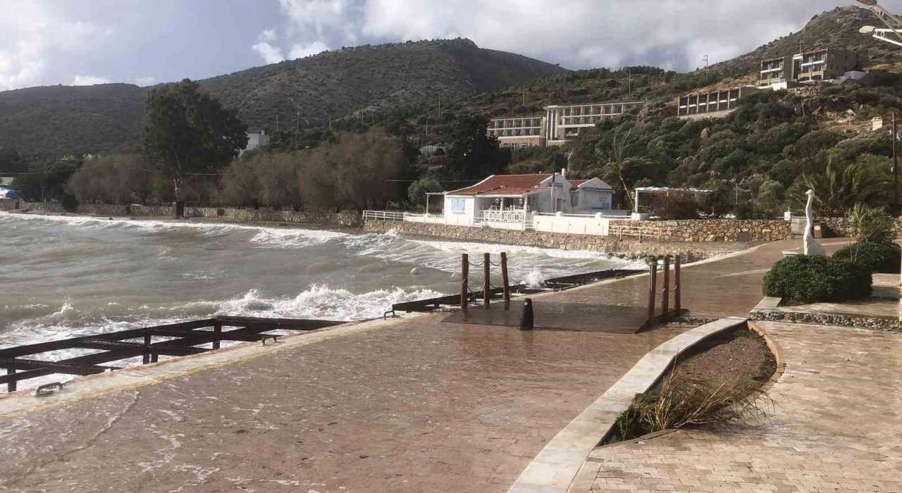 Datçada sağanak yağış ve fırtına kurumlar teyakkuza geçirdi