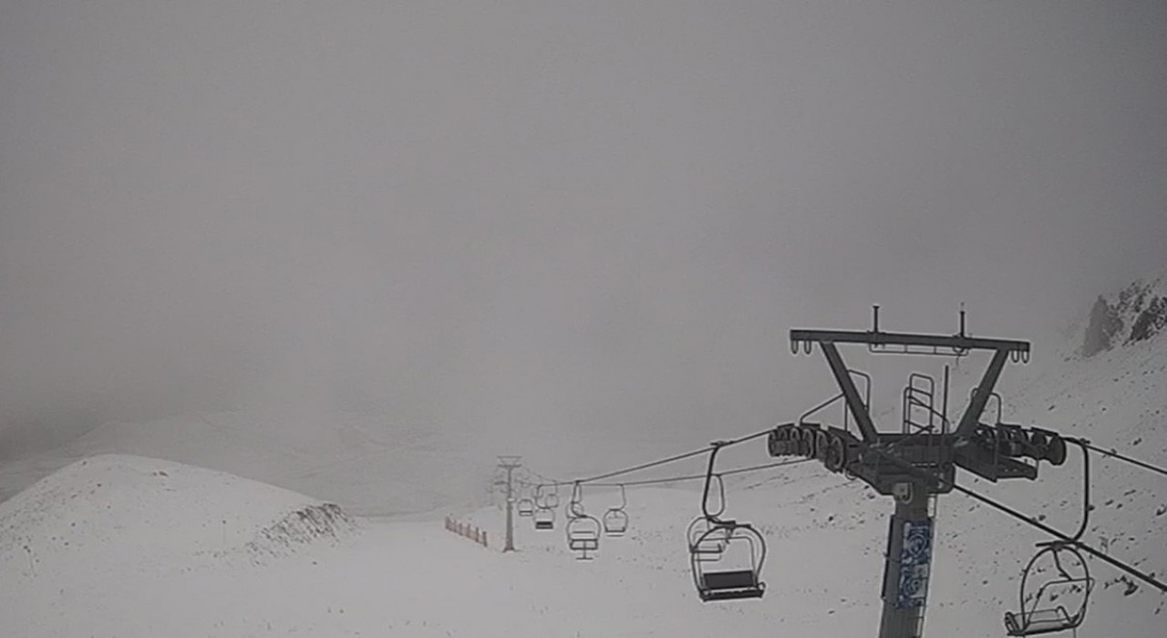 Davraz Kayak Merkezine mevsimin ilk karı düştü bazı noktalarda beyaza bürüdü