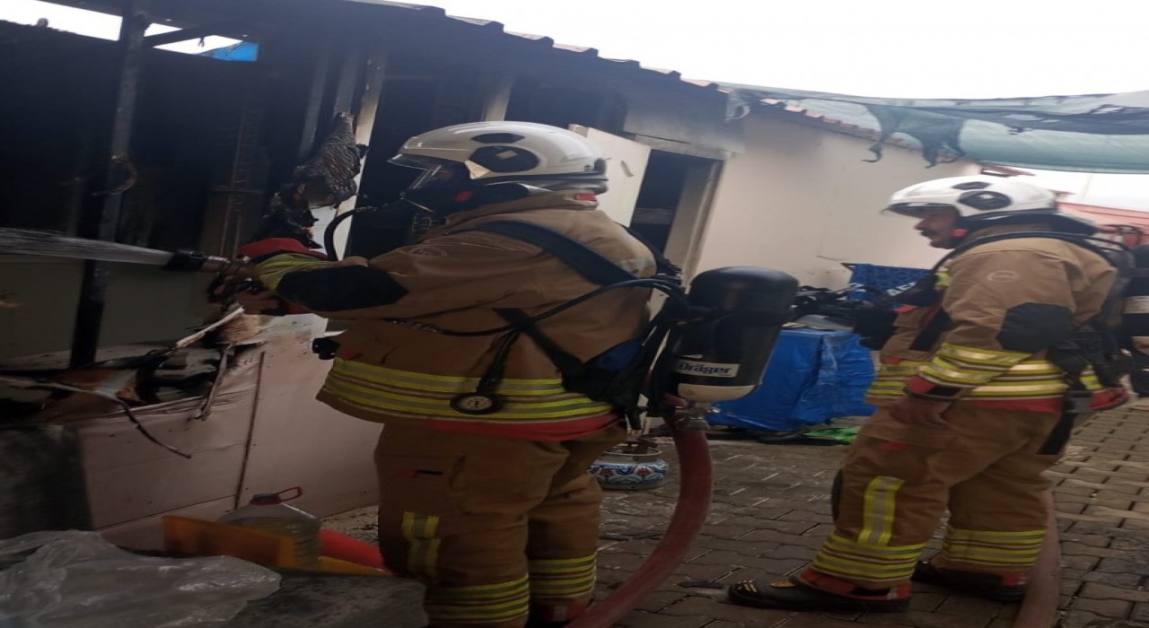 Defnede konteyner yangını