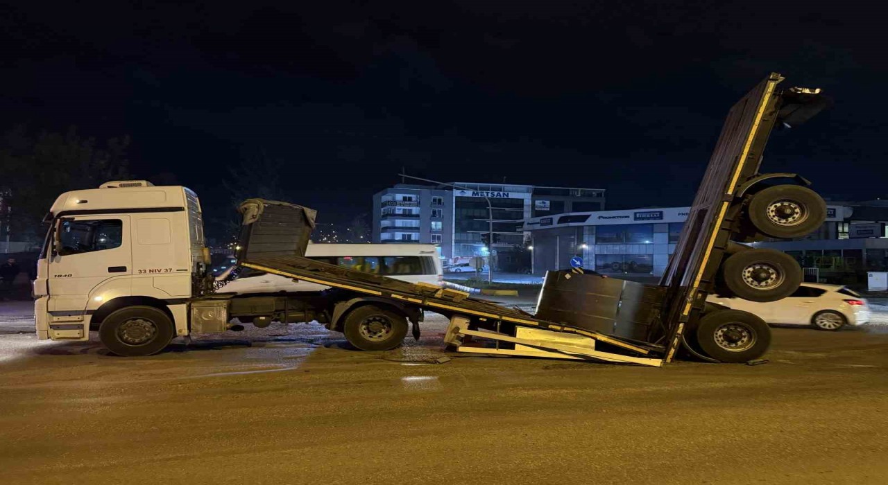 Demir rulo yüklü dorse ortadan ikiye ayrıldı