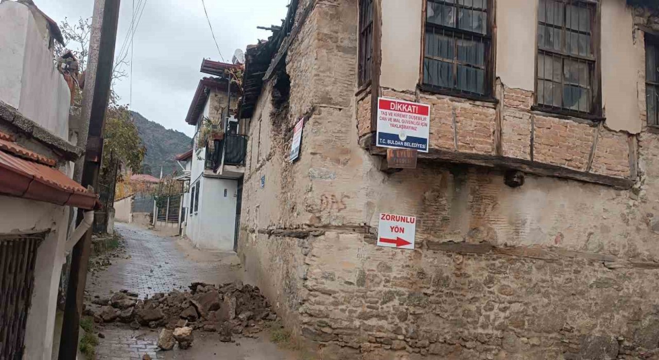 Denizlide metruk kerpiç binanın duvarı çöktü