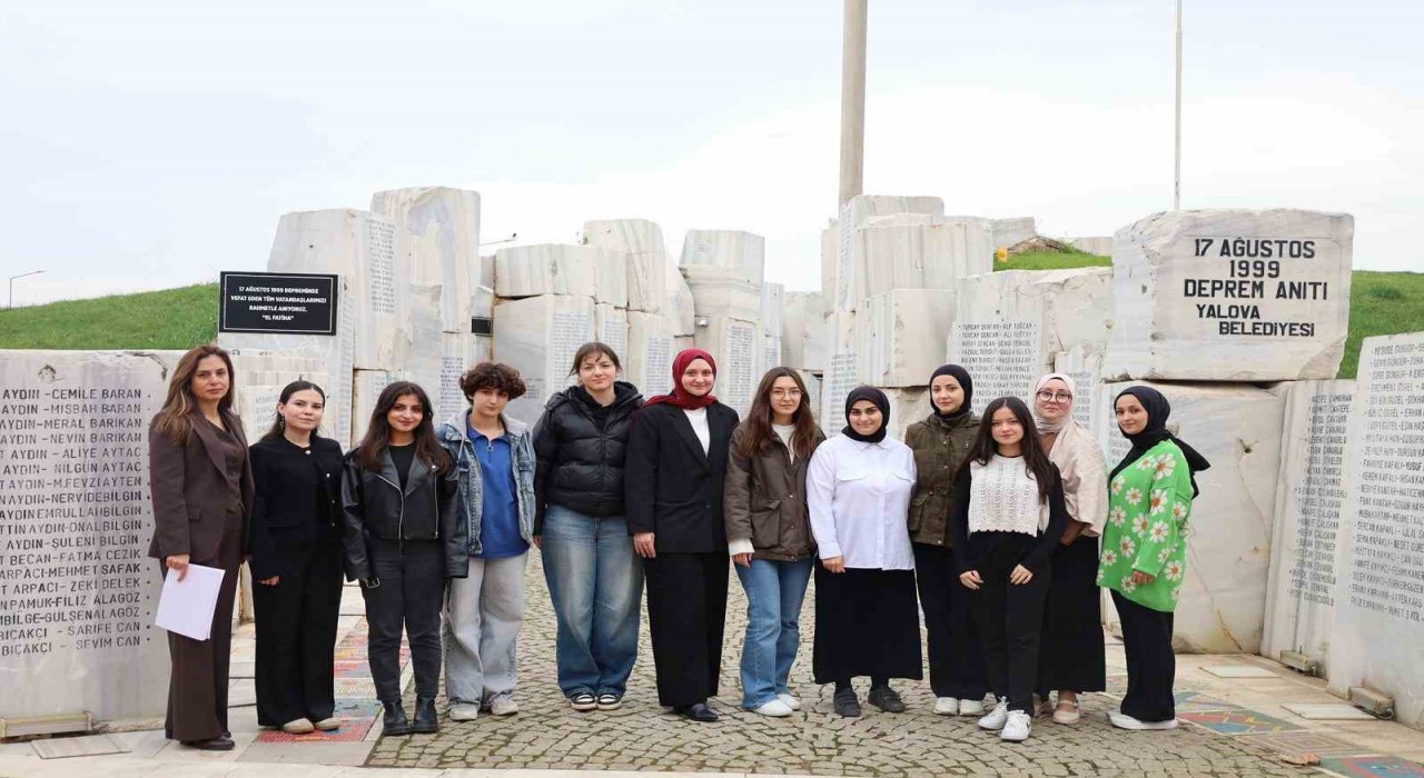 Deprem Anıtında gençlerden anlamlı çalışma