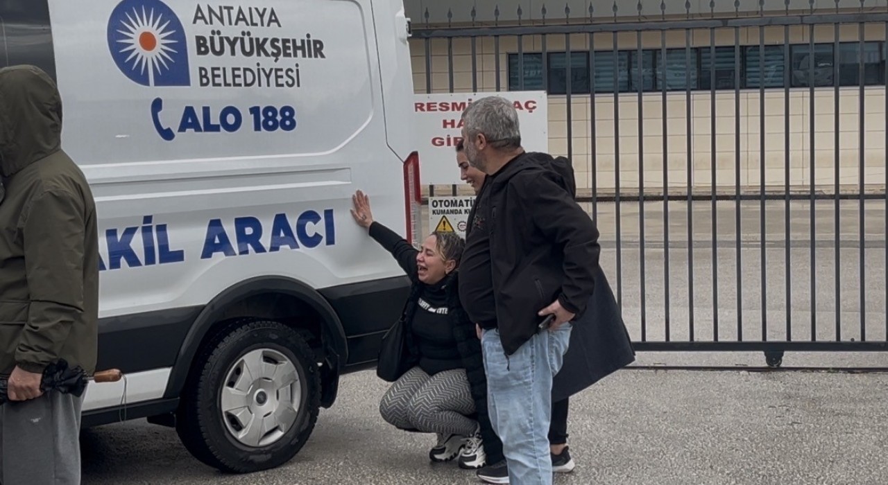 Dereye düşen araçtaki kadının cenazesi teslim alınırken Gitme feryadı yürekleri dağladı