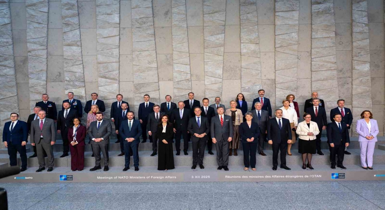 Dışişleri Bakanı Fidan, NATO Dışişleri Bakanları ile aile fotoğrafı çektirdi