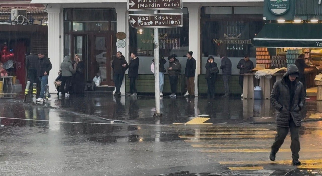 Diyarbakırda aniden bastıran yağmur hayatı felç etti