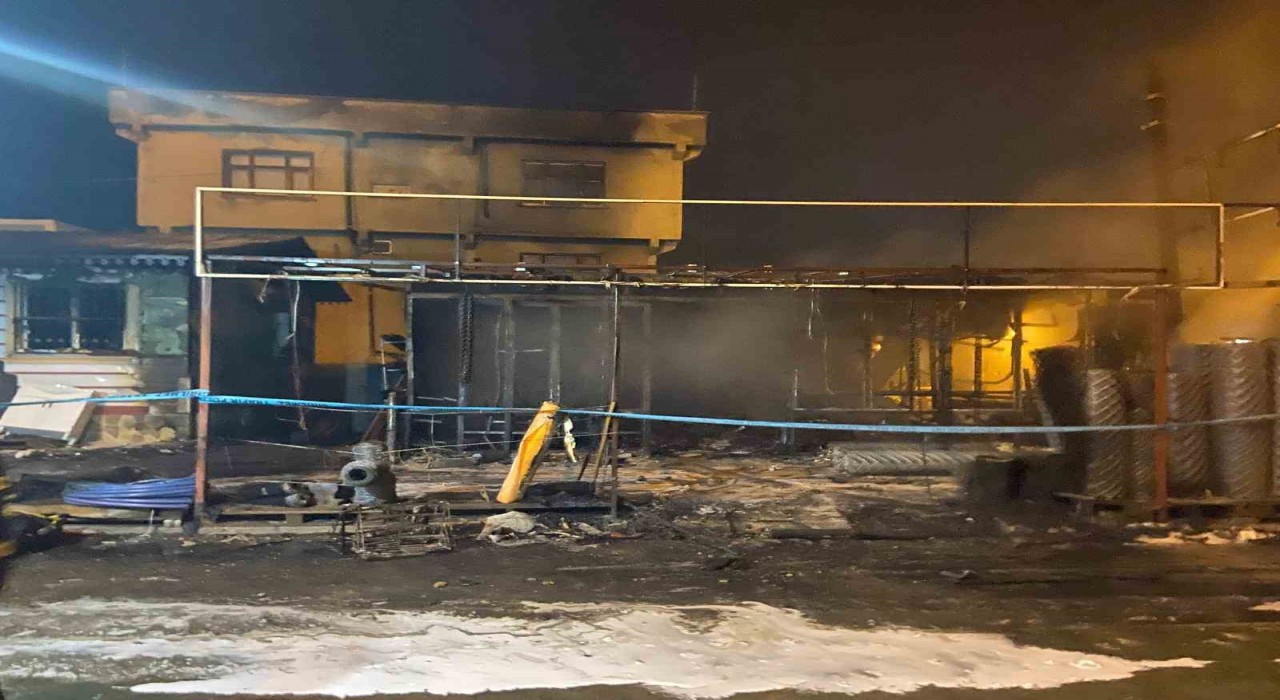 Diyarbakırda hırdavat dükkanı alevlere teslim oldu