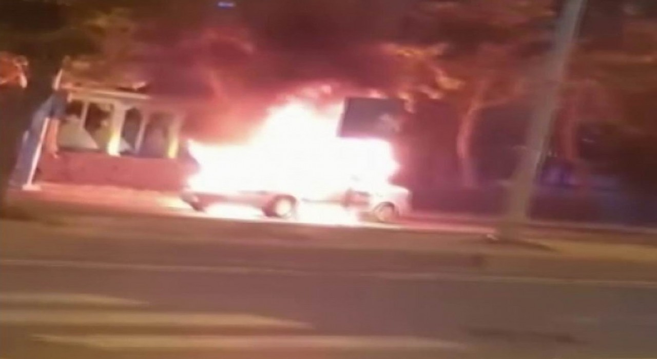 Diyarbakırda seyir halindeki otomobil alev topuna döndü