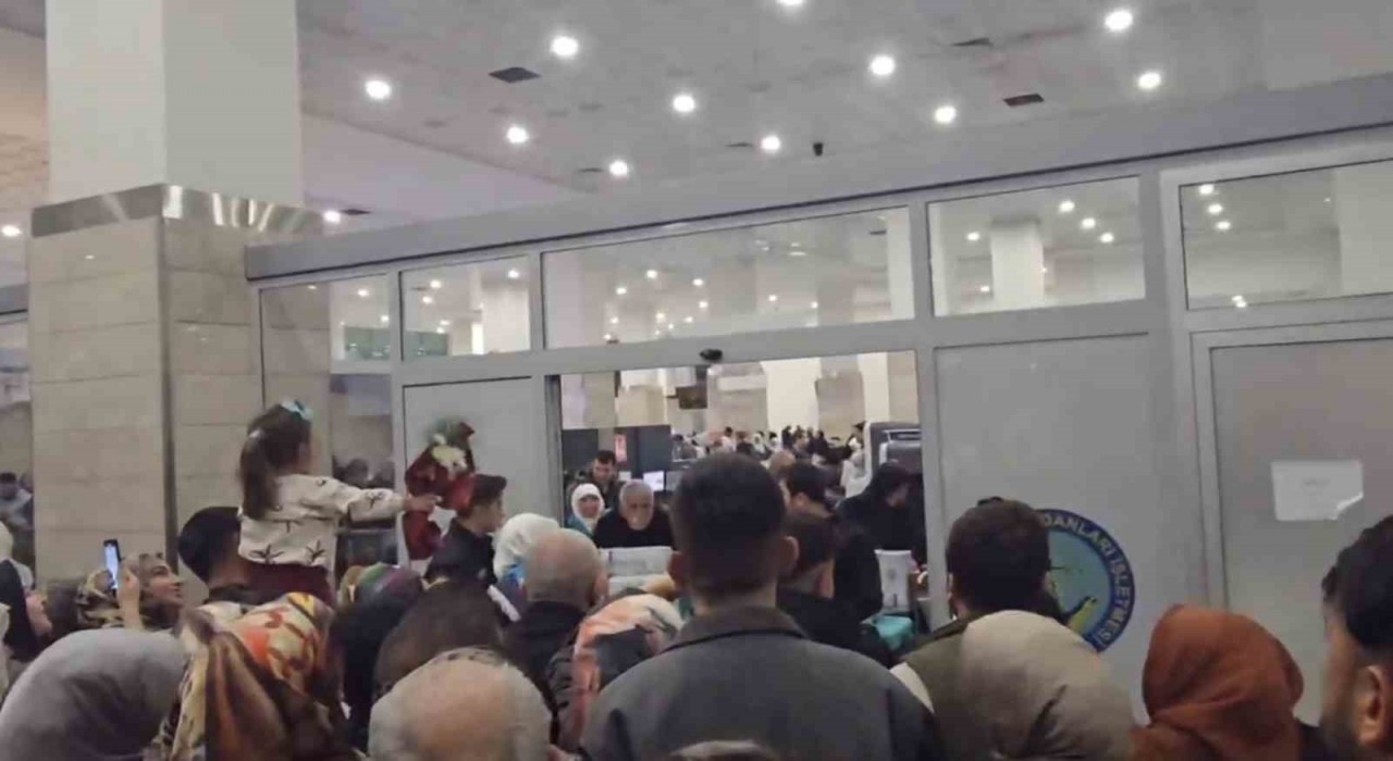 Diyarbakırda umreye giden vatandaşlar yurda döndü