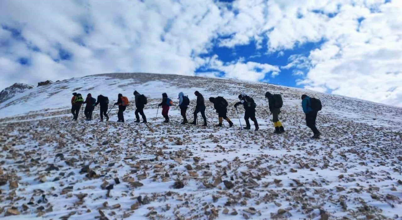 Doğaseverler 3 bin 395 rakımlı Vivara Dağında zirve yaptı