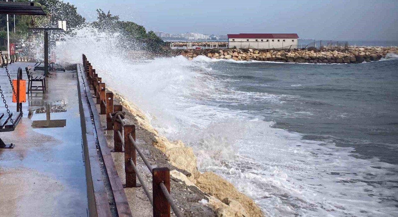 Doğu Akdenizde dev dalgalar kıyıları dövdü