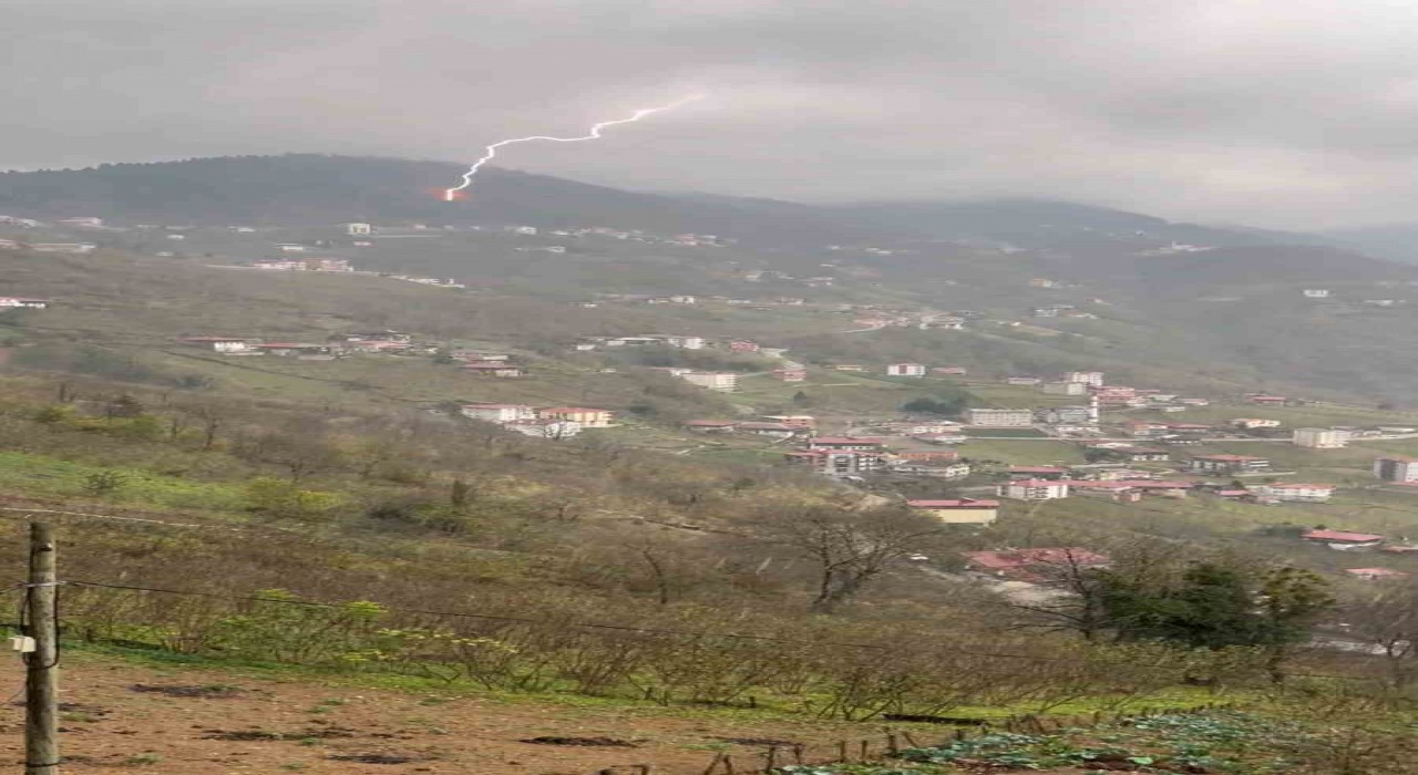 Doğu Karadenizde şimşekler cep telefonlarına yansıdı